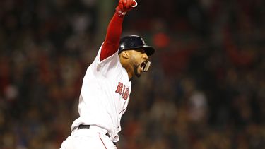 Eduardo Núñez, quien la botó y fletó tres carreras para Boston en el séptimo inning, se convirtió en el pelotero número 23 en dar jonrón como emergente. Es es tercer jugador de Boston en hacerlo y el primer dominicano.&nbsp;