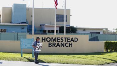 Fotografía de archivo del 19 de febrero de 2019 de Josh Rubin frente al albergue temporal para menores inmigrantes en Homestead, Florida.&nbsp;
