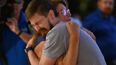 Familiares de víctimas se abrazan tras la masacre del asesino transgénero de 23 años de edad.