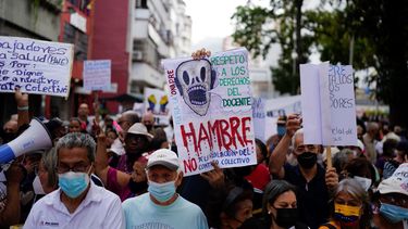 Trabajadores públicos activos y jubilados, incluidos maestros, protestan por mejores salarios y el resto de su bono de vacaciones que, según dicen, fue pagado parcialmente, mientras marchan hacia el Ministerio de Trabajo en Caracas, Venezuela, el martes 2 de agosto de 2022.