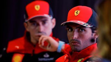 Los pilotos de Ferrari, Carlos Sainz (derecha) y Charles Leclerc, durante una rueda de prensa previo al Gran Premio de Brasil en Sao Paulo, el 9 de noviembre de 2022.