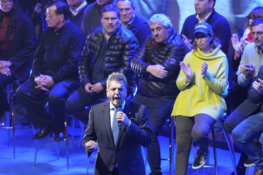 El ministro argentino de Economía y precandidato presidencial del partido oficialista, Sergio Massa, habla en la recta final de campaña ante trabajadores de la Confederación General del Trabajo, en Buenos Aires, Argentina, el martes 8 de agosto de 2023.