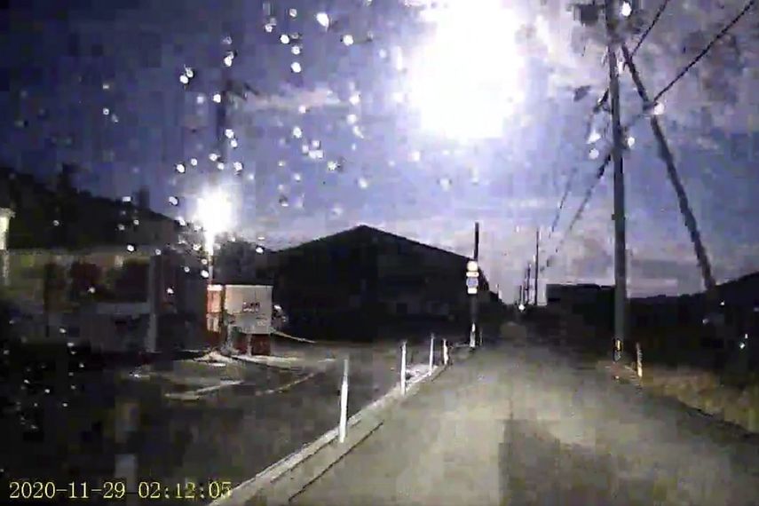 Esta imagen tomada de una grabación de la carretera muestra un brillante meteorito, en la parte superior central, sobre una calle en la prefectura de Tokushima, en el suroeste de Japón, el domingo 29 de noviembre de 2020.&nbsp;
