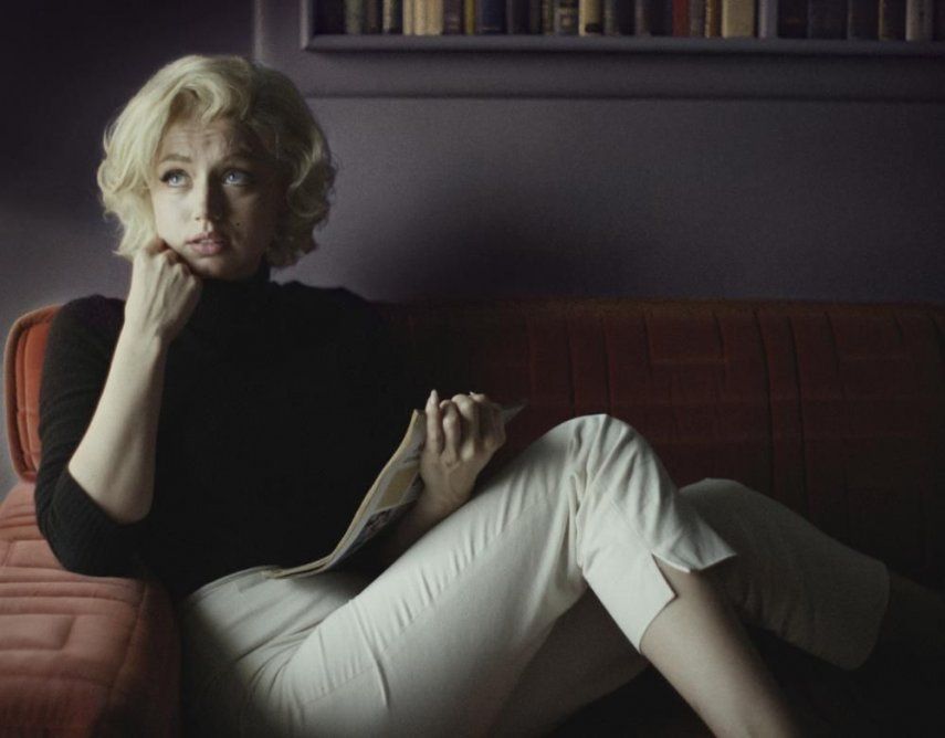 En esta imagen proporcionada por Netflix Ana de Armas como Marilyn Monroe en una escena de Blonde.