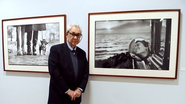 El fotógrafo estadounidense, nacido en Francia, Elliott Erwitt posa el 2 de febrero de 2010 en La Maison Europeenne de la Photographie (MEP) en París.