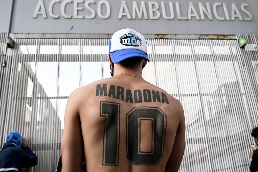 Un fanático de Diego Maradona muestra el tatuaje que tiene en su espalda en honor al astro argentino.&nbsp; &nbsp;