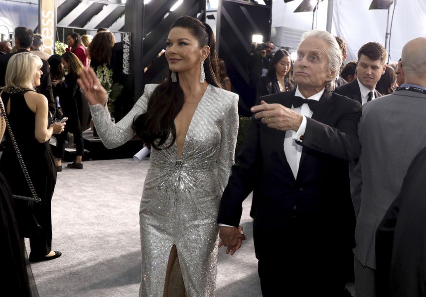 En esta foto del 19 de enero del 2020, Catherine Zeta-Jones y Michael Douglas llegan a la ceremonia de los Premios SAG en Los Angeles.&nbsp;