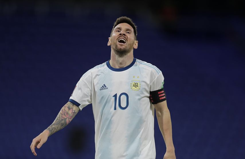 Lionel Messi se lamenta en el juego que Argentina empató 1-1 en casa ante Paraguay el jueves 12 de noviembre DE 2020