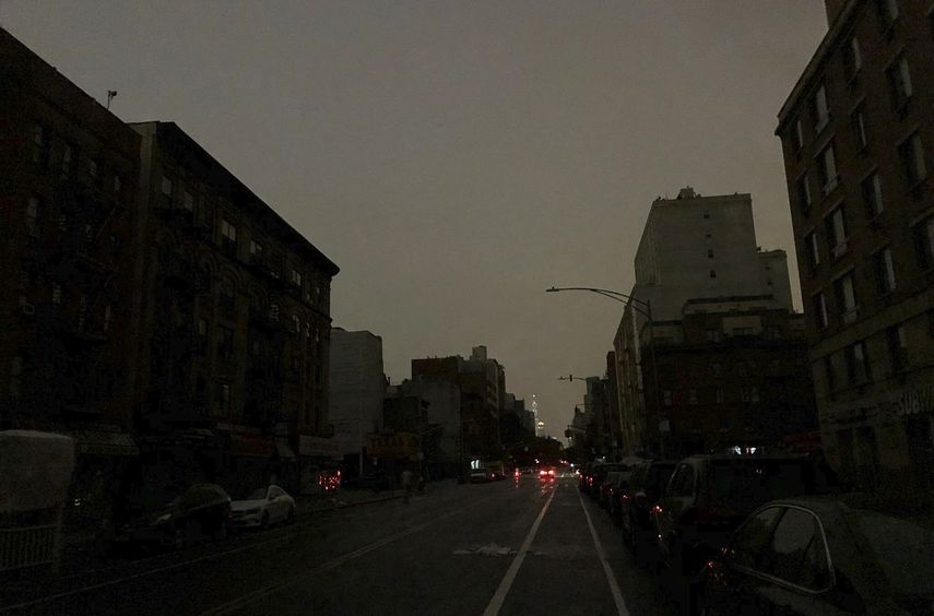 Edificios en Harlem, un barrio de Manhattan, est&aacute;n envueltos en tinieblas durante un apag&oacute;n el viernes 7 de agosto de 2020. El apag&oacute;n afect&oacute; una franja de Manhattan desde las 5 de la madrugadala madrugada luego del paso de la tormenta Isa&iacute;as.&nbsp;