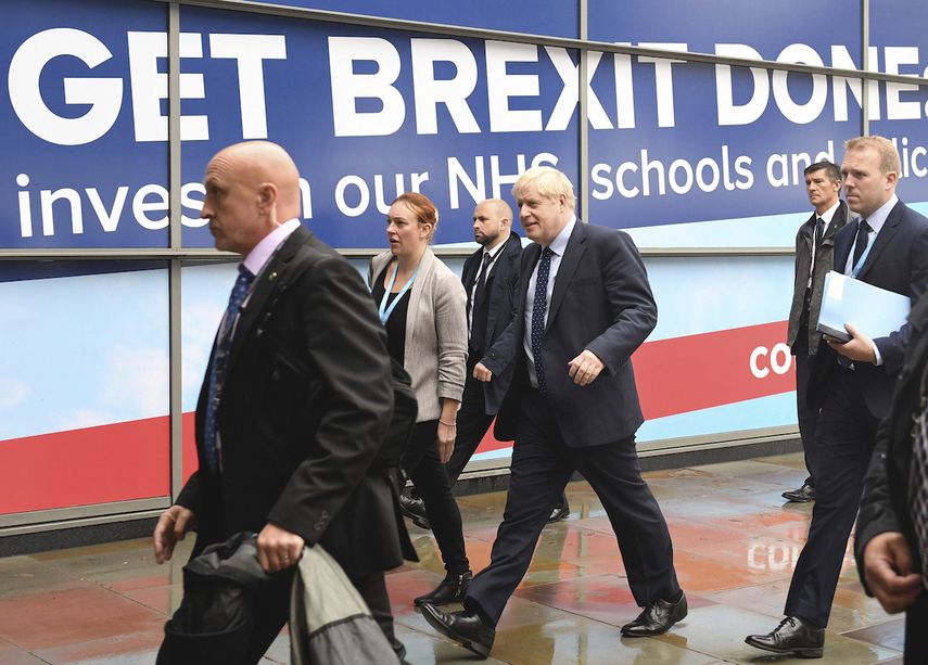 El primer ministro brit&aacute;nico Boris Johnson, centro, llega a la Conferencia del Partido Conservador en Manchester, Inglaterra, el domingo 29 de septiembre de 2019.&nbsp;