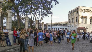 Los trabajadores abandonan el edificio de la Lonja del Comercio (Mercado de Comercio) despu&eacute;s de un terremoto en La Habana el 28 de enero de 2020.&nbsp; &nbsp; &nbsp;