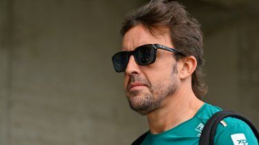 El español Fernando Alonso de Aston Martin llega al paddock para la primera sesión de prácticas antes del Gran Premio de Hungría, el viernes 21 de julio del 2023.&nbsp;