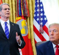 El secretario del Tesoro, Scott Bessent, gestiona el desarrollo y actividad de las llamadas Cuentas Trump. Bessent habla en la Oficina Oval sobre esta gran medida junto al presidente Donald J. Trump