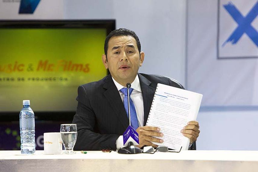 El candidato a la Presidencia de Guatemala Jimmy Morales, participa en un debate presidencial en Ciudad de Guatemala. (EFE)