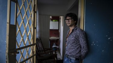 Yunior García Aguilera, dramaturgo y uno de los organizadores de una marcha de protesta programada para el lunes, durante una entrevista con The Associated Press en su casa en La Habana, Cuba, el viernes 12 de noviembre de 2021.