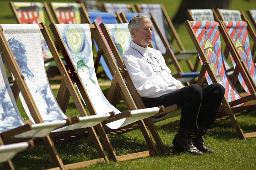 En esta foto de archivo tomada el 29 de mayo de 2008, el autor británico Raymond Briggs se sienta en una tumbona que diseñó basándose en su cuento infantil El muñeco de nieve en una sesión de fotos en el Hyde Park de Londres el 29 de mayo de 2008.