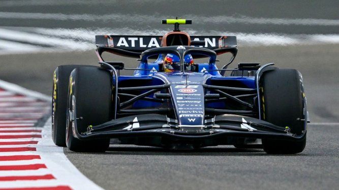 El piloto español de Williams, Carlos Sainz Jr., maneja durante el segundo día de ensayos en Baréin, el 27 de febrero de 2025.