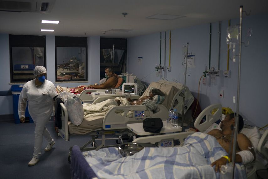 Pacientes con COVID-19 son atendidos en el hospital municipal de Sao Joao de Meriti, en el estado de Río de Janeiro, Brasil, el jueves 8 de abril de 2021.