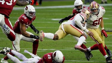 Jerick McKinnon, corredor de los 49ers de San Francisco, es derribado por Isaiah Simmons (48), linebacker de los Cardinals de Arizona, en el partido dle sábado 26 de diciembre de 2020, en Glendale.