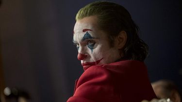 Joaquin Phoenix caracterizado como el Joker. La producción comenzó las grabaciones de la segunda entrega.