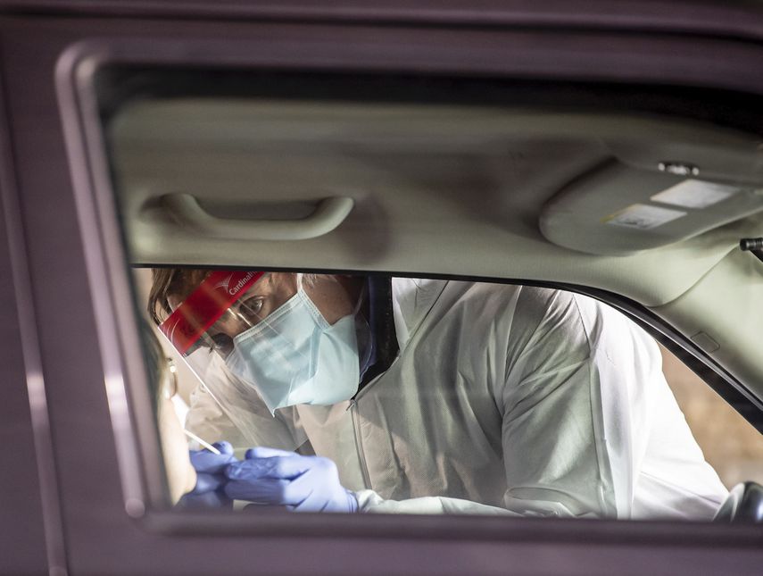 Personal clínico realiza una prueba de COVID-19 a una persona en un auto el miércoles 18 de marzo de 2020,en el centro Allegheny Health Networks Wexford Health + Wellness Pavilion en Wexford, Pensilvania. 