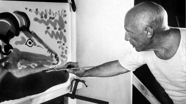 En la película&nbsp;El misterio de Picasso el cineasta Henri-Georges Clouzot capturó la imagen inversa de las pinceladas del artista español, quien fuera su amigo.&nbsp;
