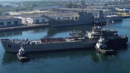 Fotografía cedida este jueves por la Secretaria de Relaciones Exteriores (SRE), que muestra buques mexicanos llegando con víveres al puerto de la Habana (Cuba).