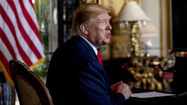 Fotograf&iacute;a de archivo del 24 de diciembre de 2019 del presidente Donald Trump hablando con la prensa tras la videoconferencia de la v&iacute;spera de Navidad con miembros del ej&eacute;rcito desde su casa en Mar-a-Lago, en Palm Beach, Florida.&nbsp;