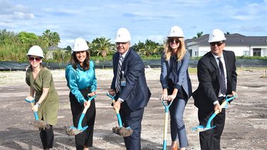 Primera piedra, de izquierda a derecha Mara Izquierdo, Yenny Martin, Pedro Acosta, Dana Zemke y Roger Matias.