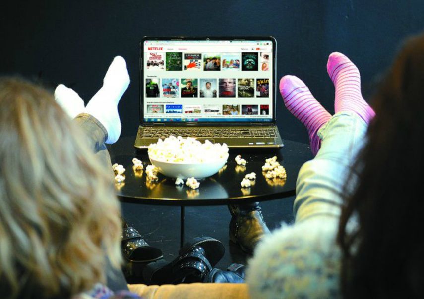 Los televidentes ya no esperan a ver qué ponen en la televisión, ni tampoco a que empiece el programa que quieren ver; lo buscan, lo demandan, y con mayor frecuencia están dispuestos a pagar por ello