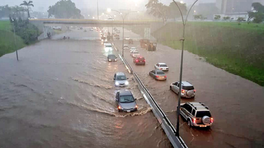 Autopista Francisco de Miranda en Caracas inundada en ambos sentidos a la altura de Montalbán.&nbsp;