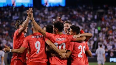 Jugadorres del Real Madrid celebran juntos la anotación de un gol frente a la Roma durante un partido de la Copa Internacional de Campeones en el estadio MetLife, en Nueva Jersey, EEUU.