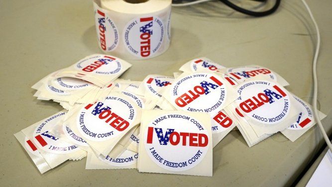 Etiquetas engomadas de I Voted (Yo Voté) listas para ser entregadas, 8 de noviembre de 2022, en Brandon, Mississippi.&nbsp;