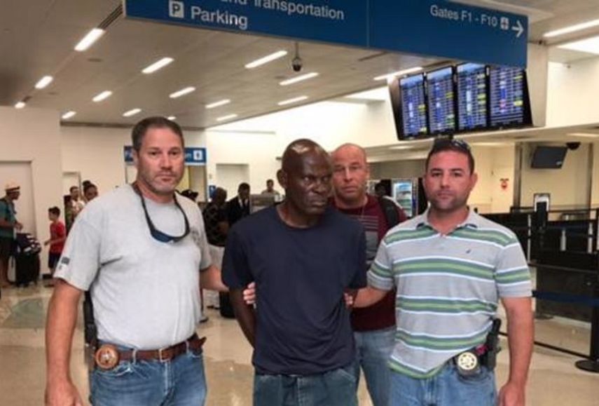 Momento en el que la policía de Boynton Beach detiene al fugitivo en el Ft. Lauderdale / Hollywood International Airport.