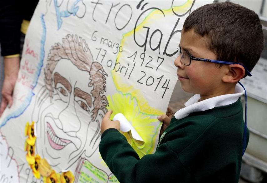 Un niño sostiene un cartel del escritor colombiano Gabriel García Márquez, en la entrada a un homenaje que se le rindió al Nobel de Literatura, en la Catedral Primada de Bogotá (Colombia). EFE/JUAN MANUEL BARRERO