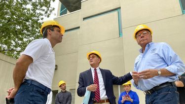 El alcalde de Miami, Francis Suarez; el juez Steven Leifman y el comisionado local Manolo Reyes.
