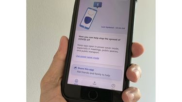 Tel&eacute;fono con la aplicaci&oacute;n TraceTogether qeue guarda informaci&oacute;n sobre los contactos con otras personas que tienen la misma aplicaci&oacute;n. &nbsp; &nbsp;
