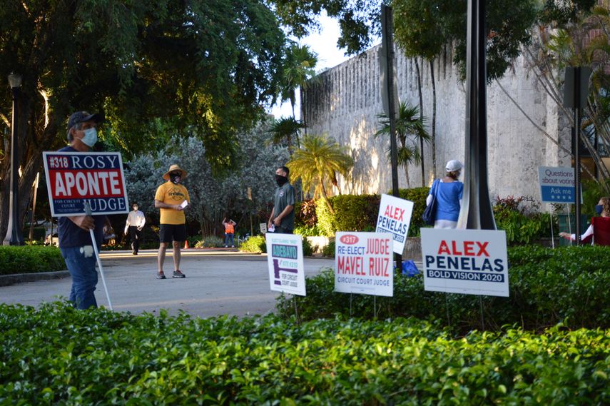 Representantes de los diferentes candidatos permanec&iacute;an a la entrada de los centros de votaci&oacute;n con&nbsp;letreros y volantes, el martes 18 de agosto de 2020, en Miami-Dade.