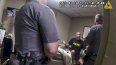 La imagen tomada por una cámara corporal de la policía del estado de Nueva York y obtenida por la televisora WMTW-TV 8 de Portland, Maine, muestra a la policía entrevistando al reservista militar Robert Card, responsable de la peor masacre de la historia de Maine, en Cortlandt, Nueva York, 16 de julio de 2023. Oficiales del ejército declaran el jueves 7 de marzo de 2024 ante una comisión que investiga la masacre.&nbsp;