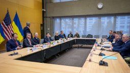 El Secretario de Estado de EEUU, Marco Rubio (4º izq.), y el enviado especial de EEUU, Steve Witkoff (3º izq.), en el encuentro con la delegación ucraniana durante las conversaciones sobre un plan estadounidense para poner fin a la guerra en Ucrania en la Misión de EEUU, en Ginebra, el 23 de noviembre de 2025.