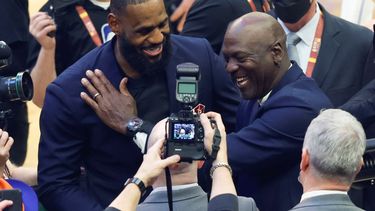 LeBron James, izquierda, de los Lakers de Los Ángeles y Michael Jordan, se saludan durante la introducción de los 75 jugadores más grandes durante el medio tiempo del Juego de Estrellas de la NBA, el domingo 20 de febrero de 2022, en Cleveland.&nbsp; &nbsp;