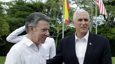 El vicepresidente de EEUU, Mike Pence (der.), junto al presidente de Colombia, Juan Manuel Santos, en la ciudad de Cartagena.