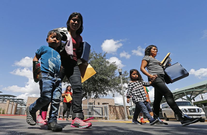 Según cifras de esta agencia federal, entre el pasado 1 de octubre y hasta el 30 de marzo, se identificaron a más de 2.700 personas en la frontera con México que de manera fraudulenta afirmaron ser parte de una familia.