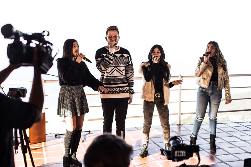 Luisana (Lulú), Sarah (Sarah) y Paula (Pau), integrantes de Glitch, en compañía de Isra.&nbsp;