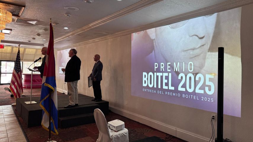 La imagen muestra un instante de la entrega del Premio Libertad Pedro Luis Boitel.
