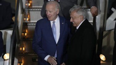 El presidente estadounidense Joe Biden es recibido por su homólogo mexicano Andrés Manuel López Obrador a su llegada al Aeropuerto Internacional Felipe Ángeles en Zumpango, México, el domingo 8 de enero de 2023.&nbsp;