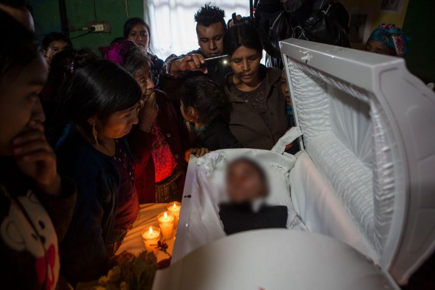 En esta fotograf&iacute;a del 26 de enero de 2019, familiares rinden homenaje a Felipe G&oacute;mez Alonzo en Yalambojoch, Guatemala. El ni&ntilde;o de 8 a&ntilde;os falleci&oacute; mientras estaba bajo custodia de las autoridades de inmigraci&oacute;n de Estados Unidos.&nbsp;