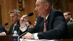El director de ICE Todd Lyons responde a preguntas de un comité del Senado en Washington. El director de ICE Todd Lyons responde a preguntas de un comité del Senado en Washington.