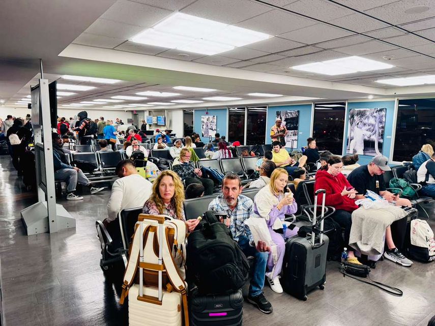 Pasajeros en una de las puertas de embarque del MIA esperando su vuelo en plena temporada navideña.