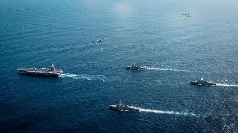 Foto del Departamento de Defensa de EEUU, muestra al Grupo de Ataque de Portaaviones Gerald R. Ford de la Marina de EEUU, incluyendo el buque insignia USS Gerald R. Ford (CVN 78), a la izquierda, USS Winston S. Churchill (DDG 81), al frente, USS Mahan (DDG 72), atrás, USS Bainbridge (DDG 96), y el Ala Aérea Embarcada de Portaaviones Ocho con F/A-18E/F Super Hornets asignados a los Escuadrones de Cazas de Ataque 31, 37, 87 y 213, que opera como una fuerza conjunta y multidominio junto con un B-52 Stratofortress de la Fuerza Aérea de EEUU, el 13 de noviembre de 2025 en un lugar no divulgado del Océano Atlántico.